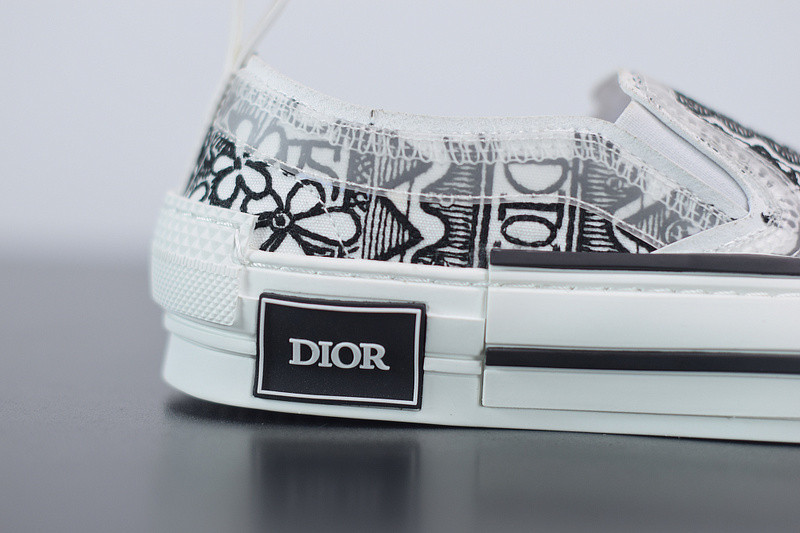 dio* x converse sneaker