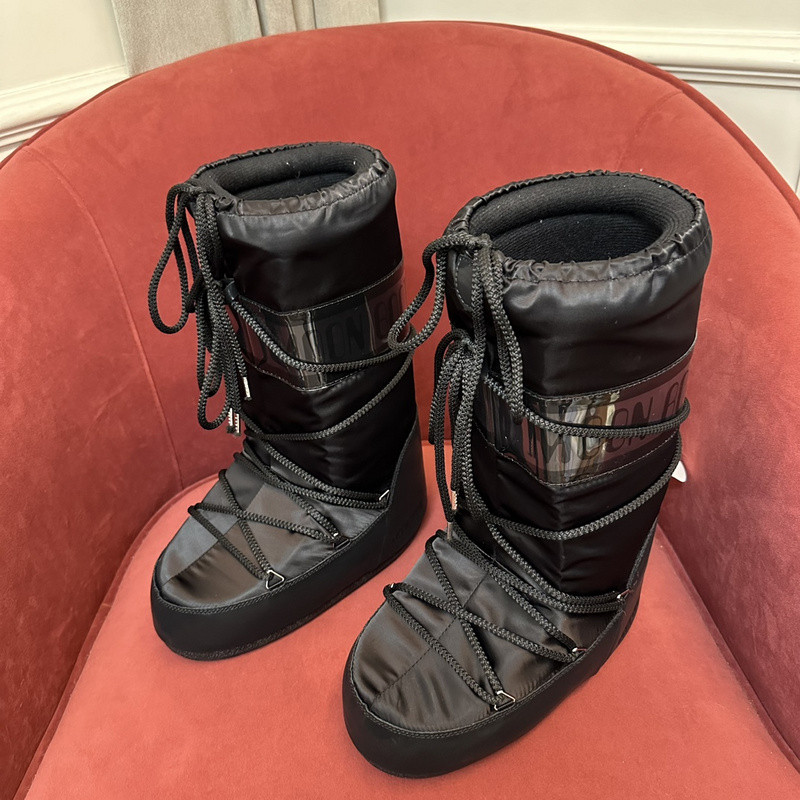 mOON bOOT