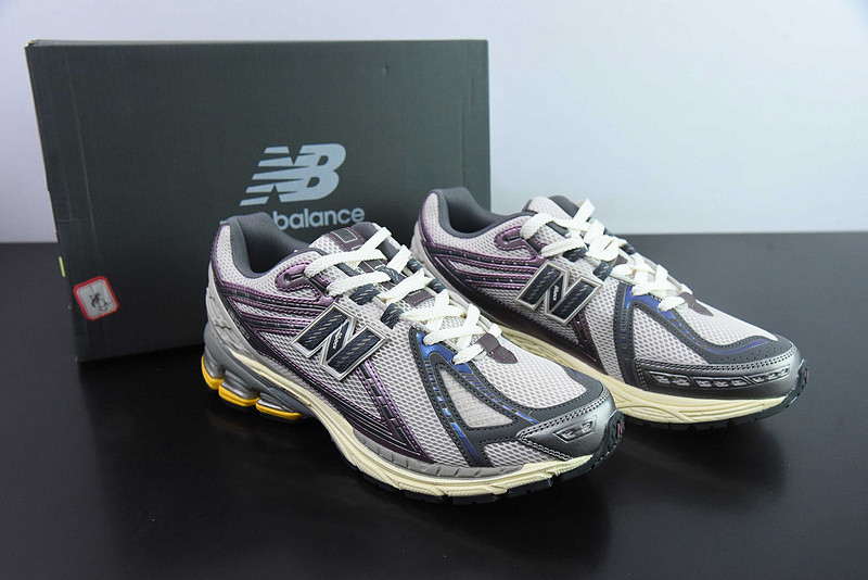 NEW BALANCE SNEAKER